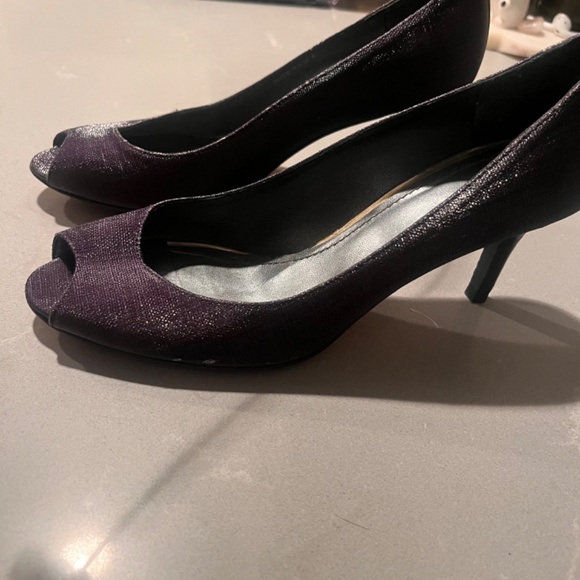 STUART WEITZMAN Purple Fabric Peep Toe Pump w/ Gold Detail: Sz 7 - Picture 4 of 8